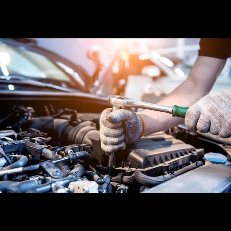 Mechaniker bei einer kleinen Reparatur